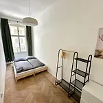 Daire Location In Prague! 4 Bedrooms And Super Host! *
