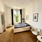 Location In Prague! 4 Bedrooms And Super Host! Prag