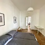 Daire Location In Prague! 4 Bedrooms And Super Host!