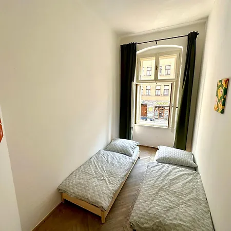 Location In Prague! 4 Bedrooms And Super Host! Διαμέρισμα *