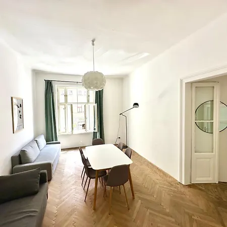 Location In Prague! 4 Bedrooms And Super Host! Διαμέρισμα *