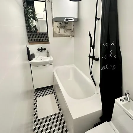 Location In Prague! 4 Bedrooms And Super Host! * Πράγα