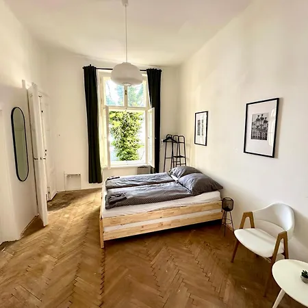 Location In Prague! 4 Bedrooms And Super Host! 프라하