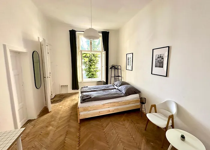 Location In Prague! 4 Bedrooms And Super Host! Praag